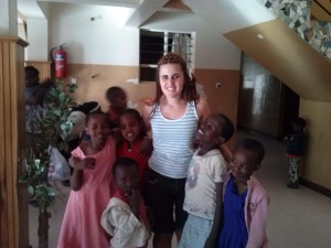 Teresa con niños y niñas