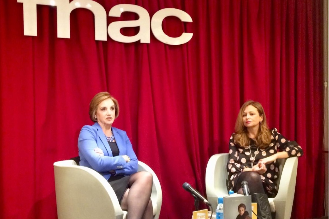 carmela díaz dando una charla en fnac