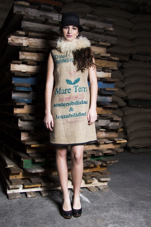 Modelo con vestido de moda sostenible