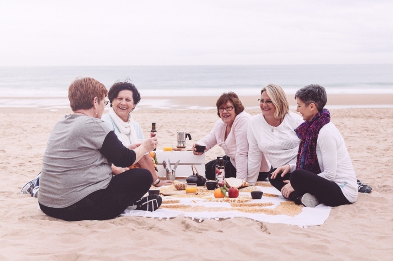 Un grupo de mujeres de agamama posan en la playa de Cádiz