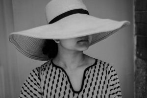 Mujer en blanco y negro con sombrero