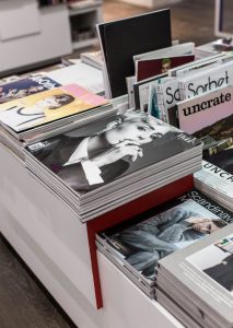 Libros de moda expuestos en una librería