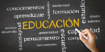 Educación lleva tilde