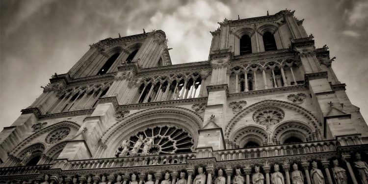 "Nous sommes désolés, Notre-Dame de Paris prie pour nous"