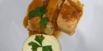 Pastel de merluza y langostinos en su salsa