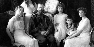 El zar Nicolás II con su familia, de izquierda a derecha: Olga, la primogénita; María, la tercera hija; la zarina Alejandra; Anastasia, la cuarta hija; Alekséi, el hijo menor y heredero; y Tatiana, la segunda hija. Foto: Boasson and Eggler (CC)