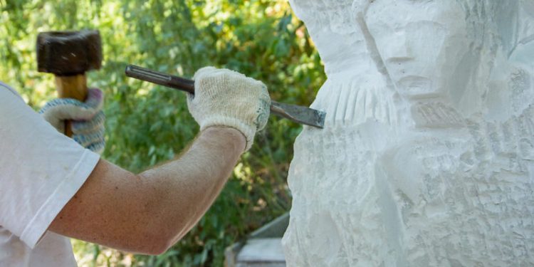 Demos un golpe de cincel