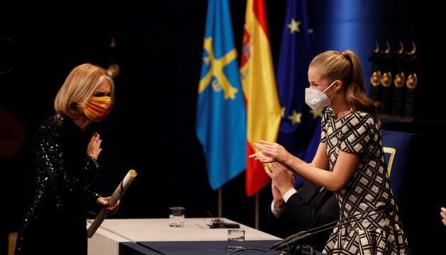 Gloria Steinem, premio Princesa de Asturias de Comunicación y Humanidades, recoge su galardón durante la ceremonia de entrega de los Premios Princesa de Asturias. EFE