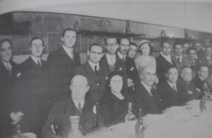 Almuezo de los científicos del Instituto Rockefeller con ocasión de su inauguación en 1932. Fotografía tomada del Libro-Catálogo de la Exposición "Blas Carrera: vida y obra de un científico"; realizada en 1995 en Conmemoración en Canarias del L Aniversario de Blas Cabrera.