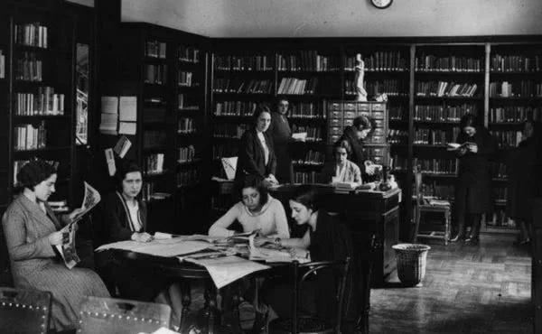 Alumnas en el Instituto Nacional de Física y Química. Foto: https://opusdei.org/es-es/article/piedad-de-la-cierva-murciana-vanguardia-energia-nuclear/