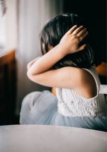 Niña oídos tapados