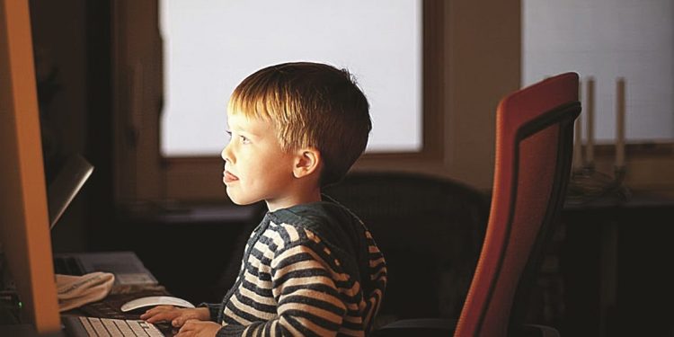 Muchos padres se preguntan: ¿Tenemos armas para combatir el acceso a la pornografía?