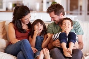 Padres en casa con hijos