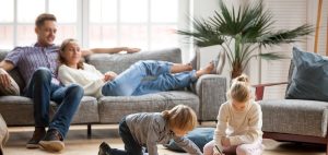 Padres pasando tiempo de calidad con hijos