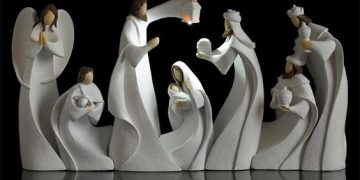 Besos a un bebé de arcilla