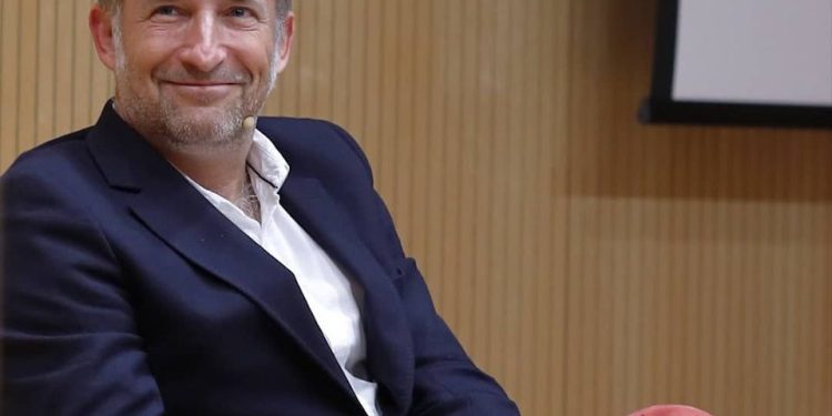 Miguel Aranguren, beca de honor