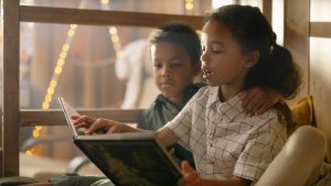 Niños leyendo
