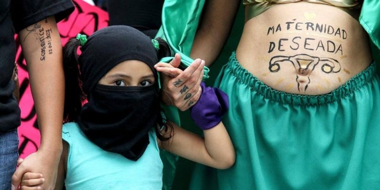 El mundo celebra el día de la mujer mientras olvida el luto