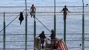 Salto masivo de inmigrantes a la valla de Melilla