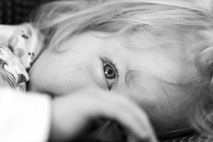 Niños mayores que duermen con sus padres