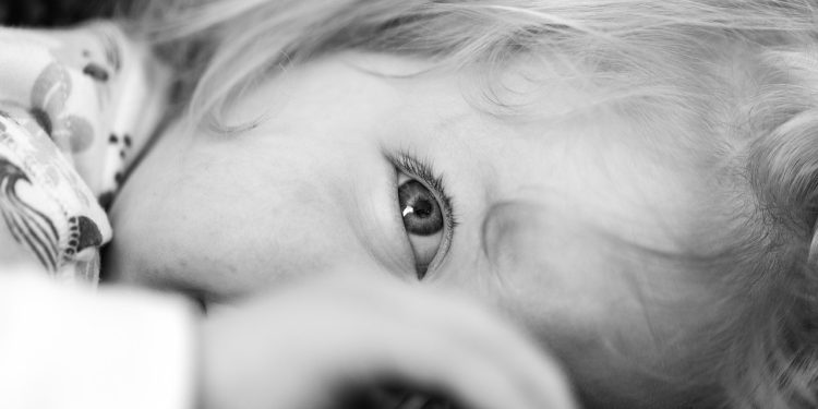 Niños mayores que duermen con sus padres