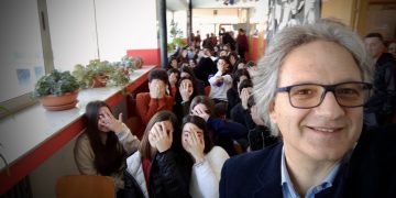 El escritor con un grupo de adolescentes @ Fernando Muraca