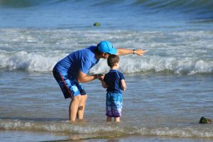 Es importante que padres y profesores enseñen a los niños estrategias para que puedan enfrentar los retos que se les pongan delante.