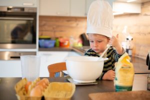 Niño ayudando a cocinar